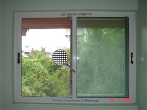 มุ้งลวดนิรภัย หน้าต่างบานเลื่อนสลับ.jpg